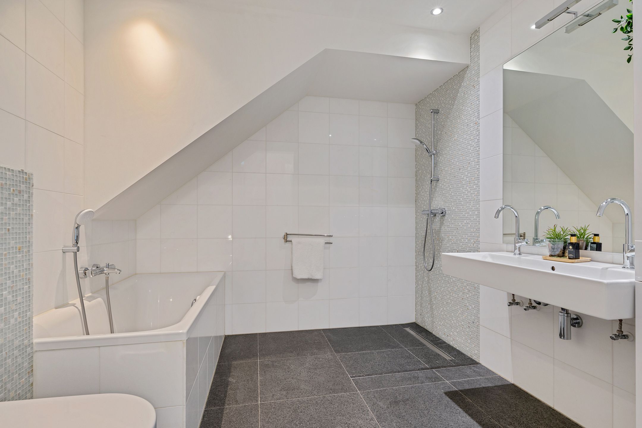 Luxurious maisonette in Bergen center with vide, balcony and 2 parking spaces — 26
