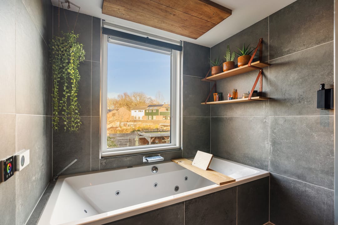 Luxury Renovated Family Home in Almere-Haven — 36