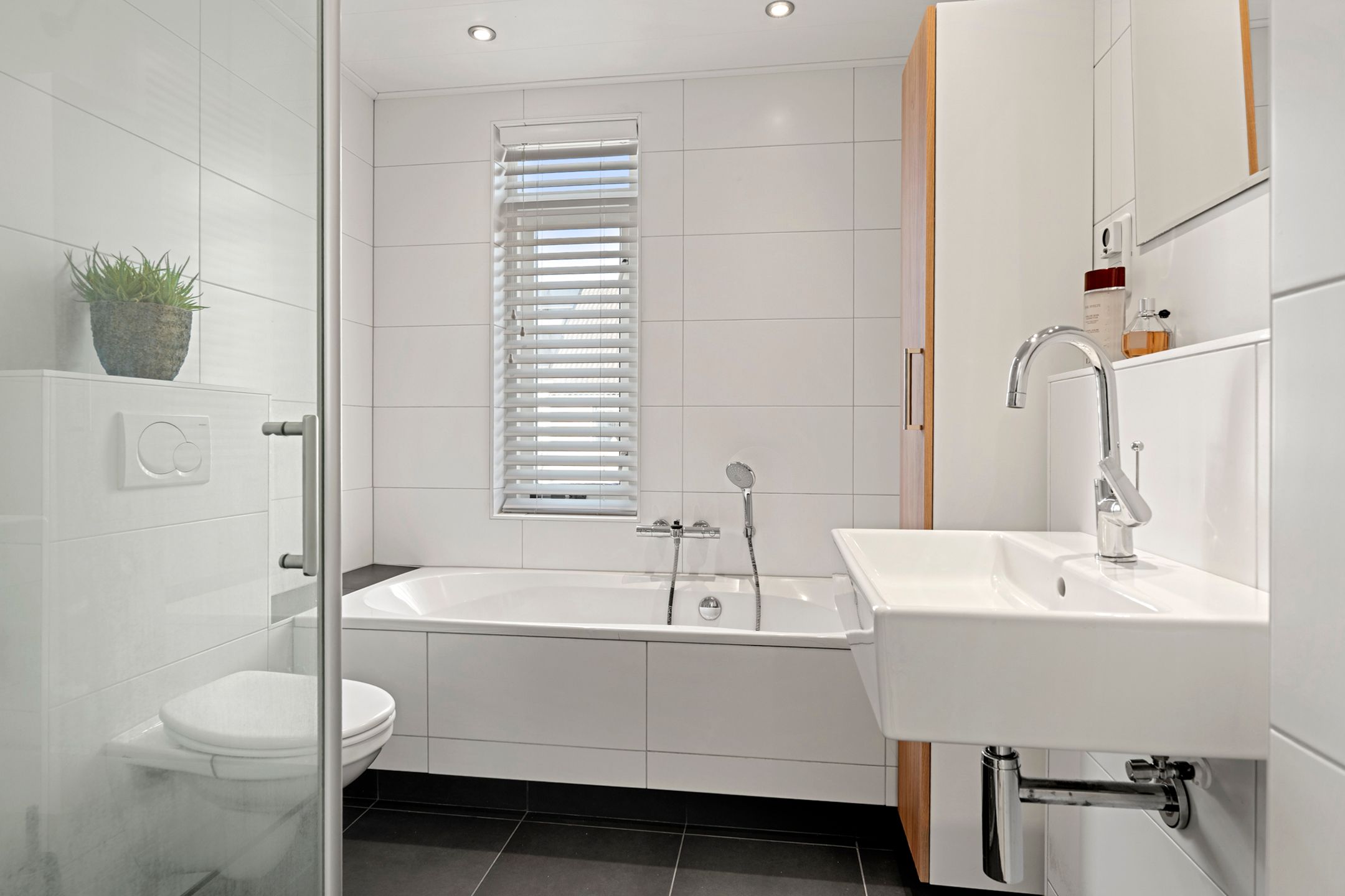 Spacious family home with five bedrooms and energy label A in child friendly Veenendaal West — 32