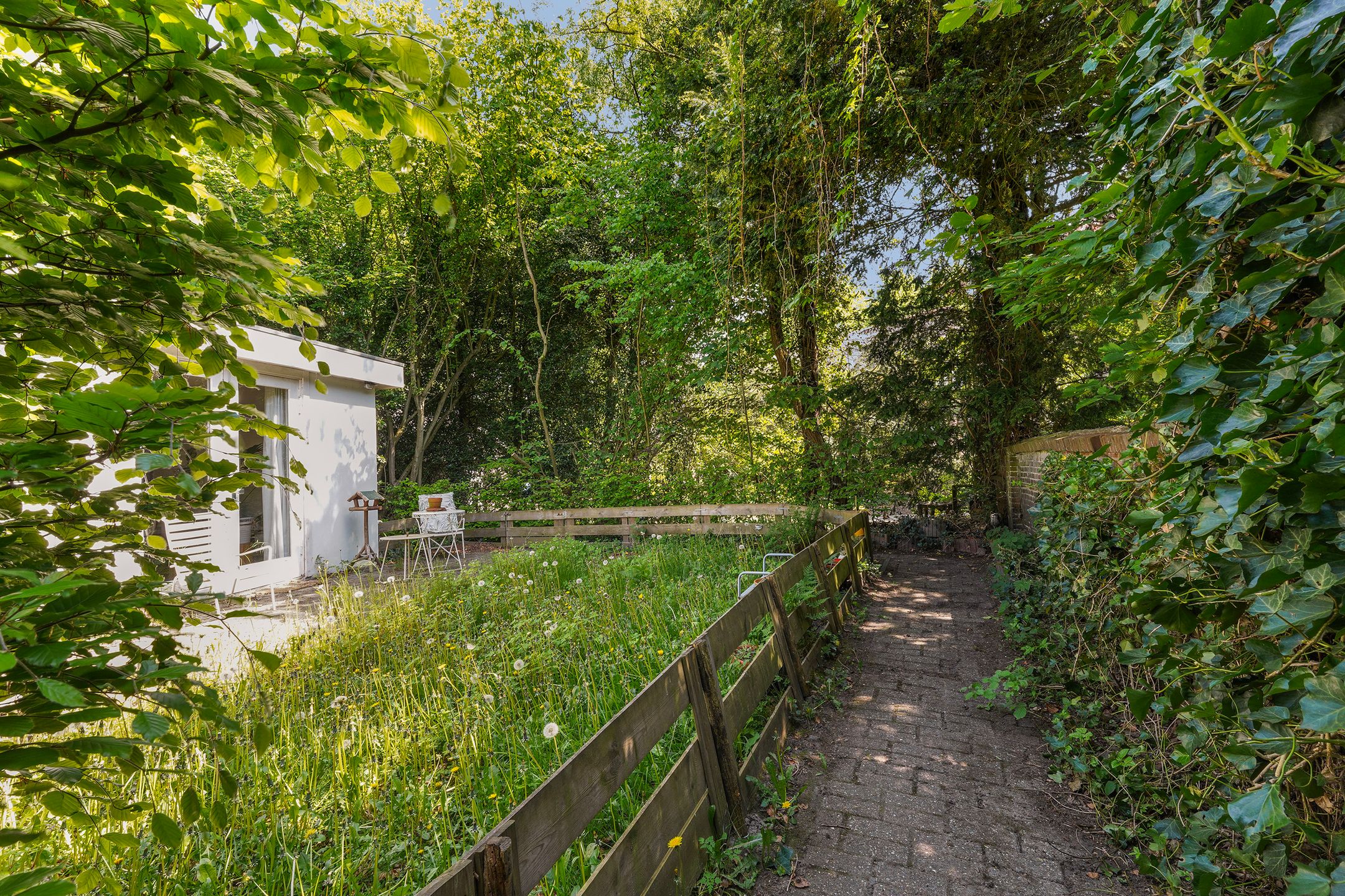 Unieke geschakelde bungalow met riant perceel aan het water in Tilburg — 17