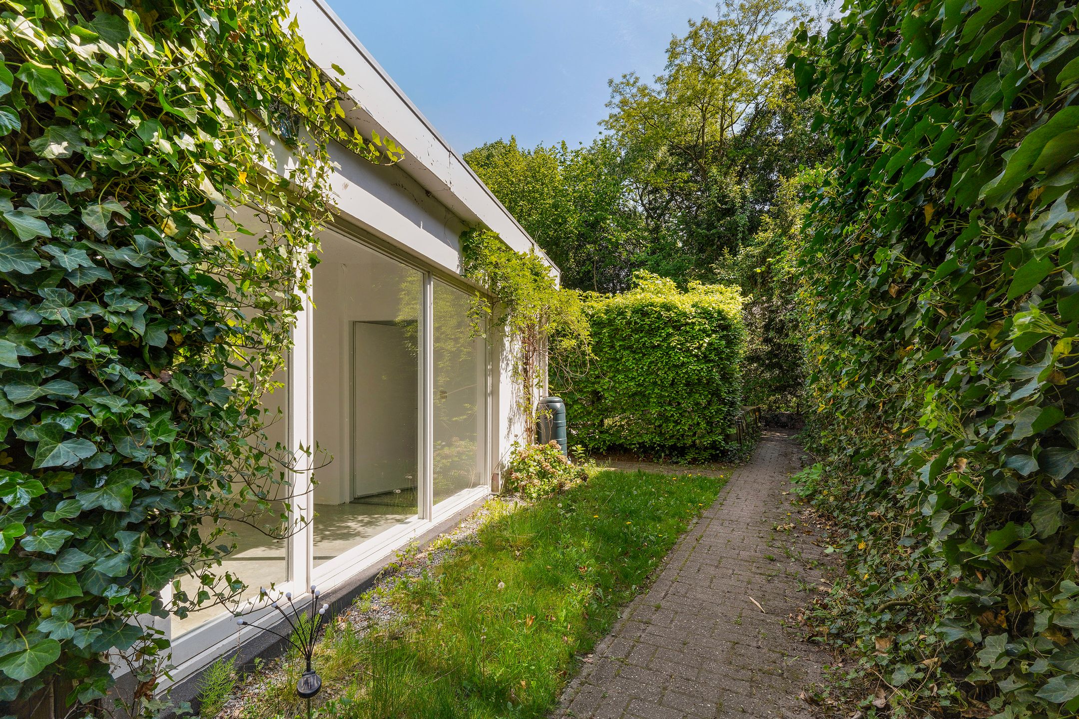 Unieke geschakelde bungalow met riant perceel aan het water in Tilburg — 20