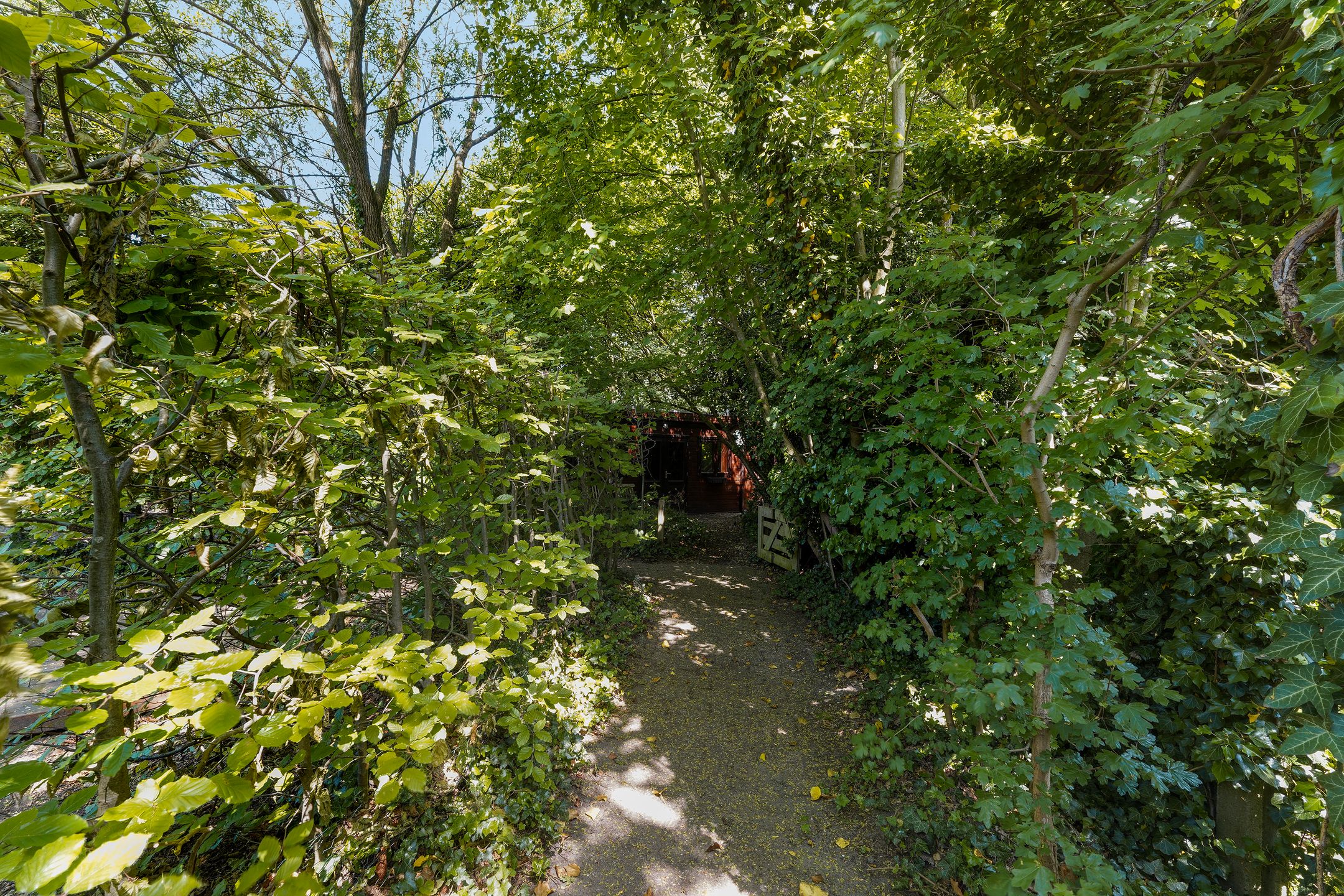 Unieke geschakelde bungalow met riant perceel aan het water in Tilburg — 12