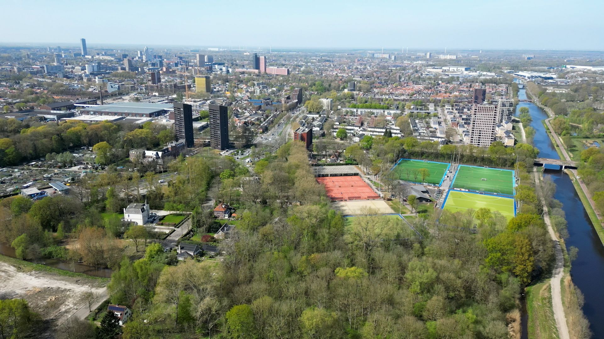 Unieke geschakelde bungalow met riant perceel aan het water in Tilburg — 64