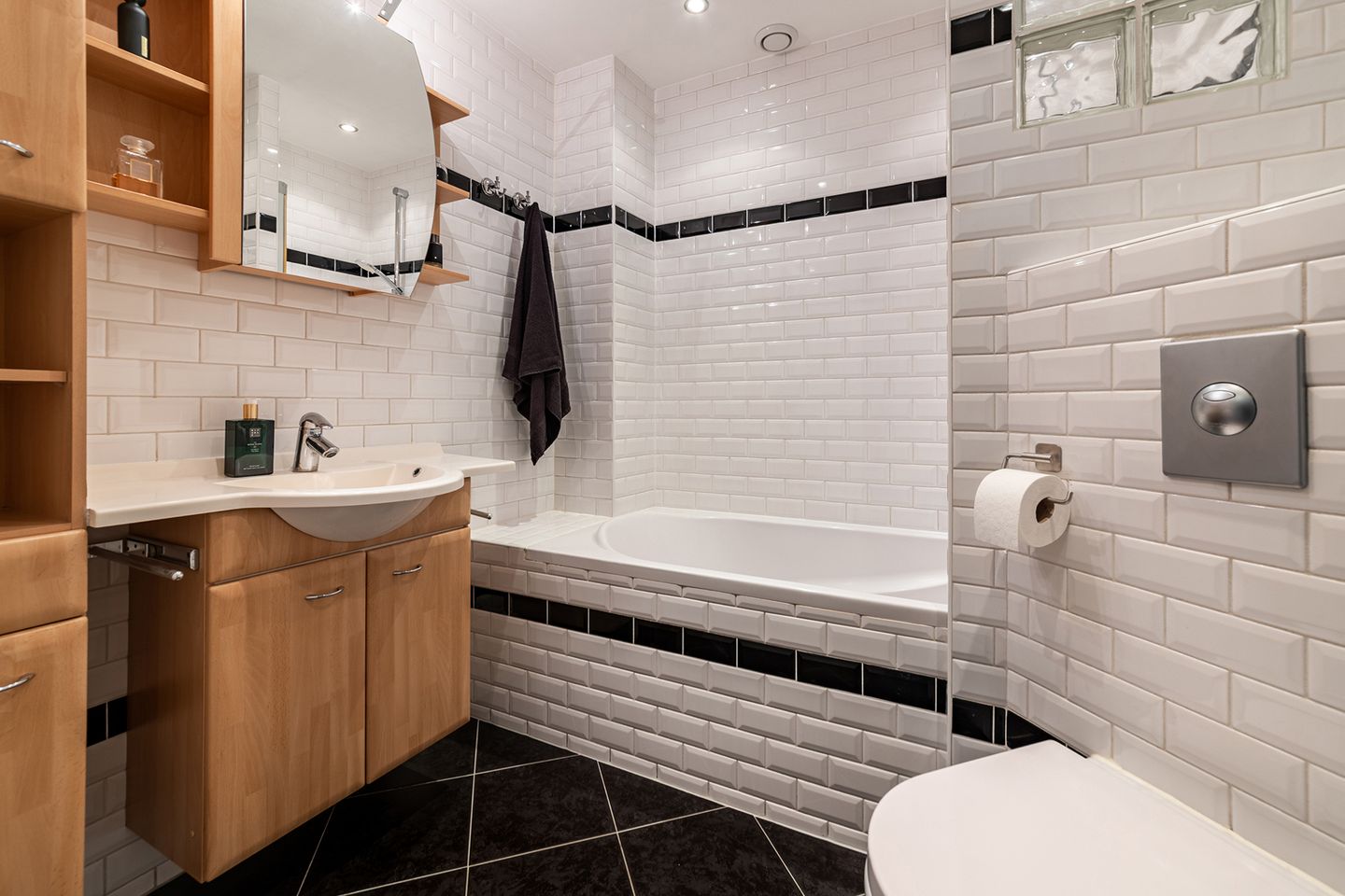 Spacious and well-maintained family home with roof terrace in Nieuw Sloten — 19