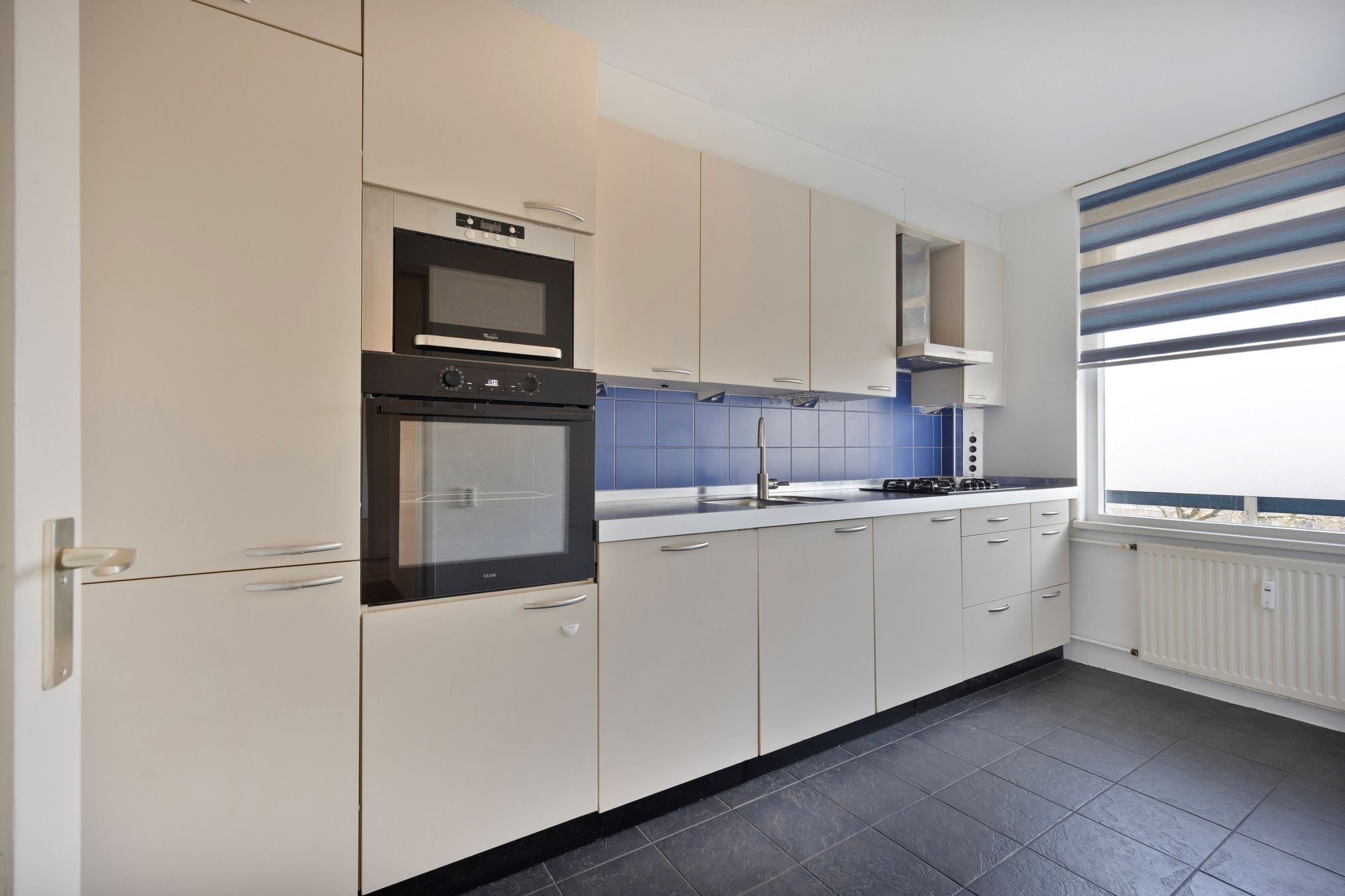 Modern 4-Room Apartment with 3 Bedrooms in Rotterdam Het Lage Land — 21