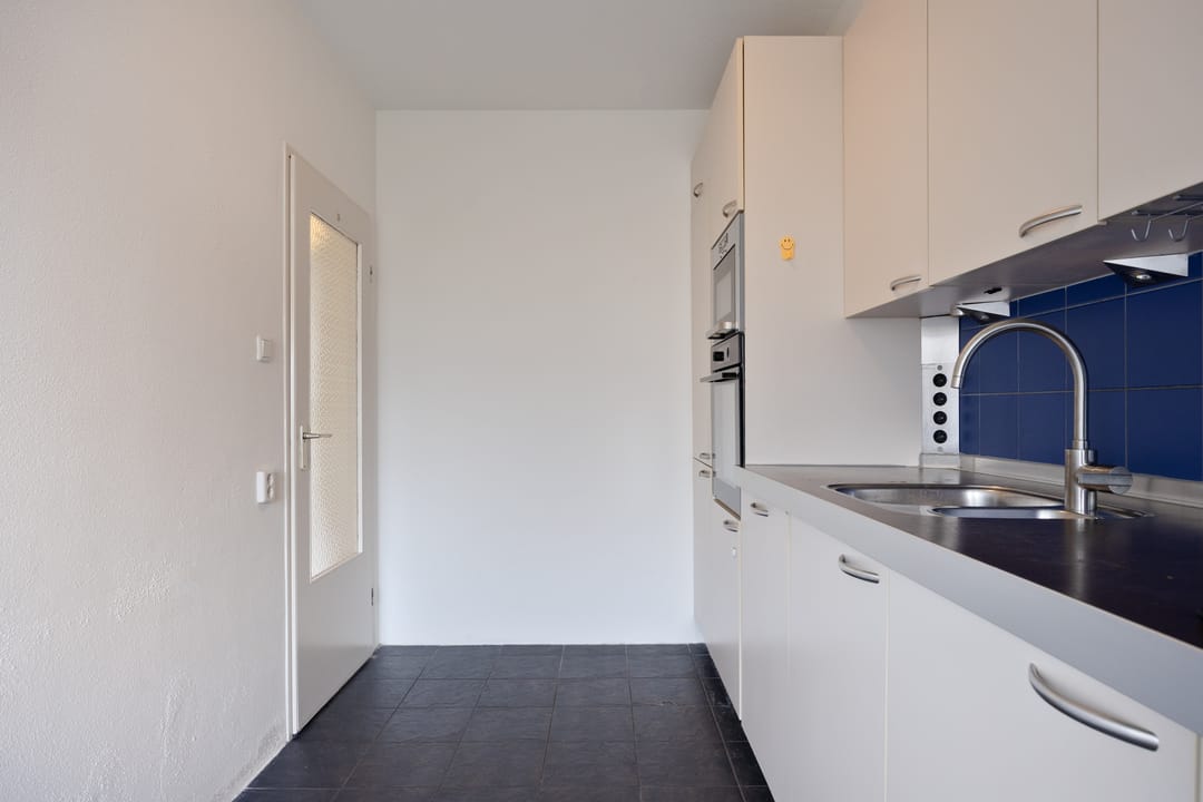 Modern 4-Room Apartment with 3 Bedrooms in Rotterdam Het Lage Land — 24