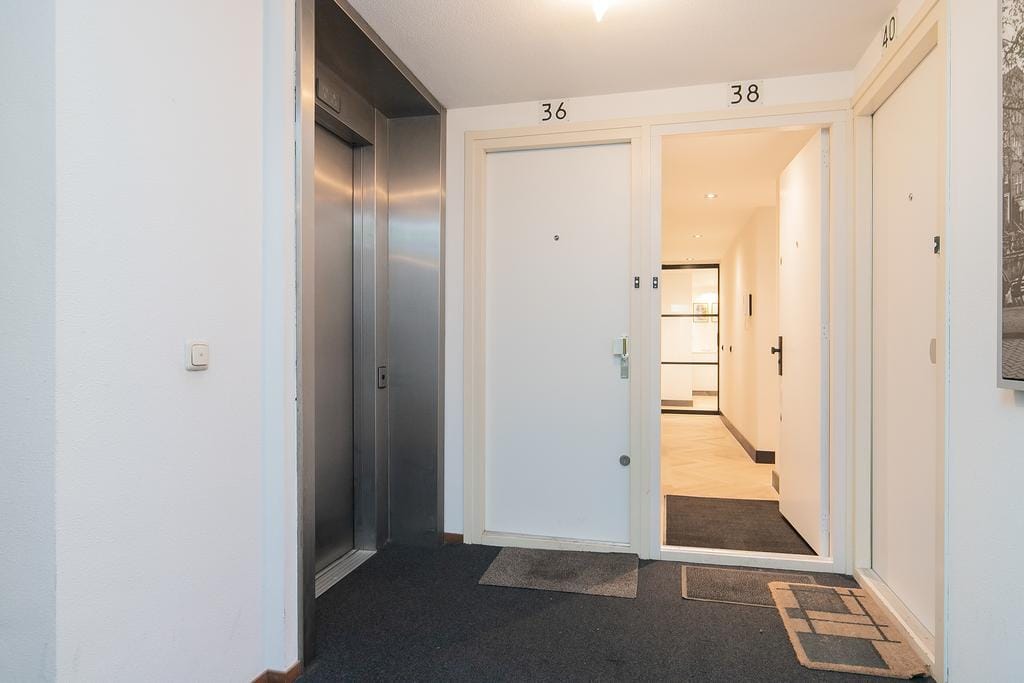 Luxurious Renovated Apartment in Amsterdam Center with Lift — 16