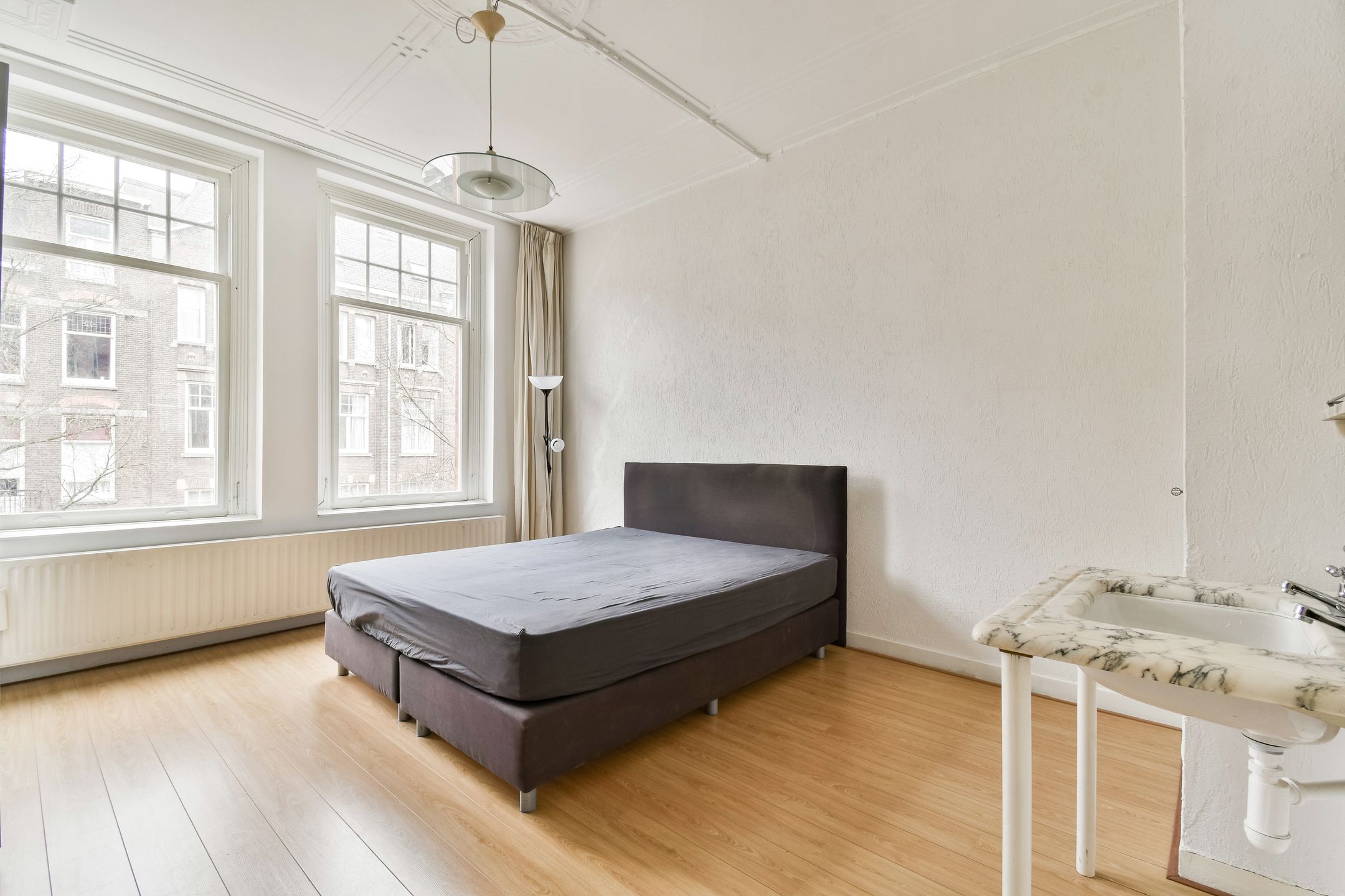 Classic Amsterdam Old-Zuid Apartment with High Ceilings and Balcony — 18