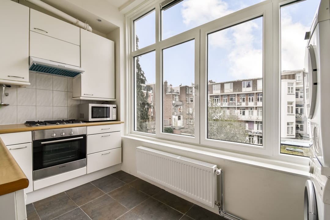 Classic Amsterdam Old-Zuid Apartment with High Ceilings and Balcony — 17