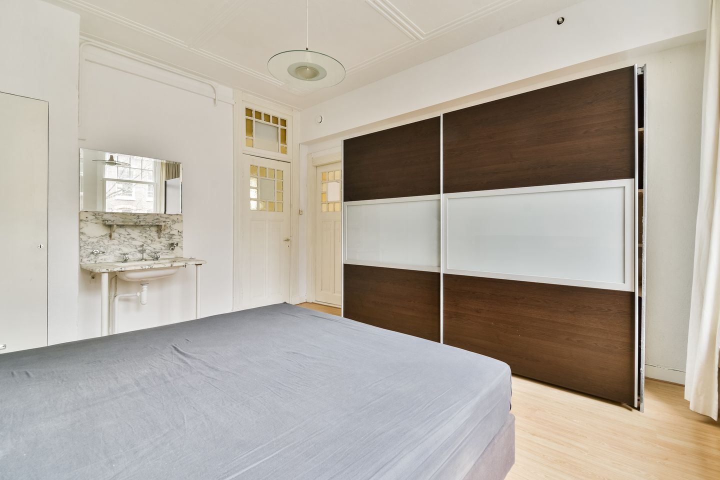 Classic Amsterdam Old-Zuid Apartment with High Ceilings and Balcony — 19