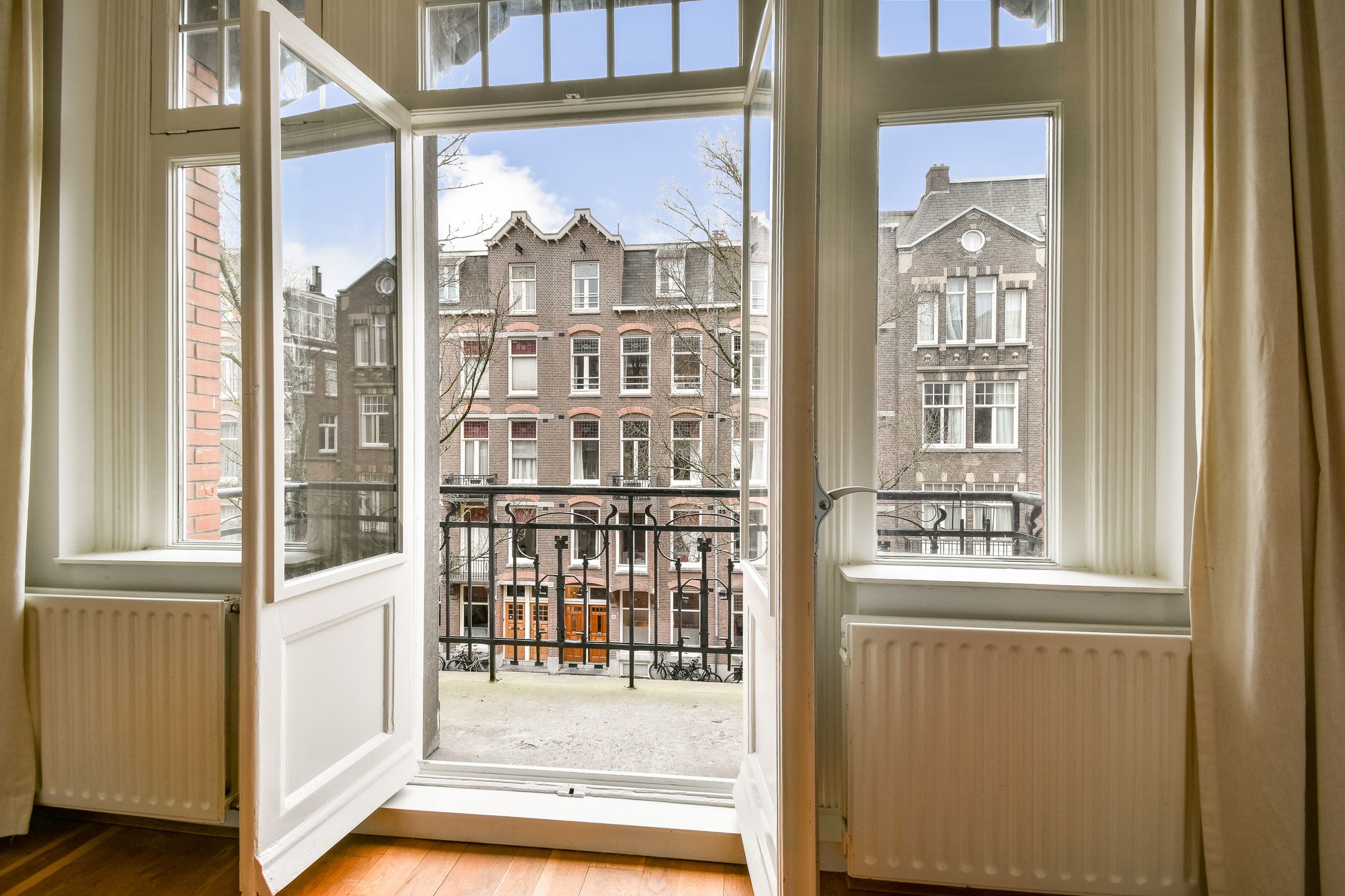 Classic Amsterdam Old-Zuid Apartment with High Ceilings and Balcony — 24