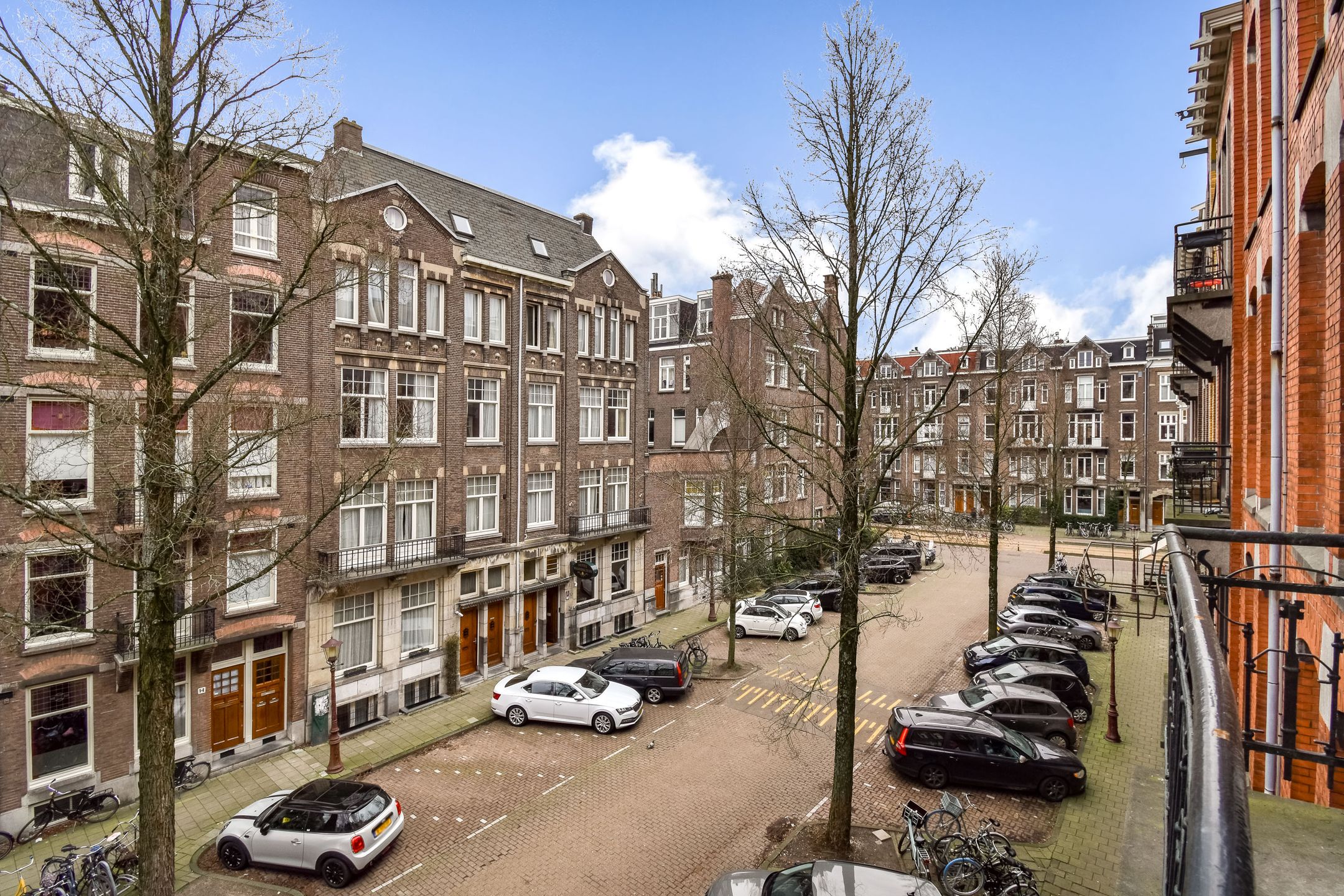 Classic Amsterdam Old-Zuid Apartment with High Ceilings and Balcony — 15