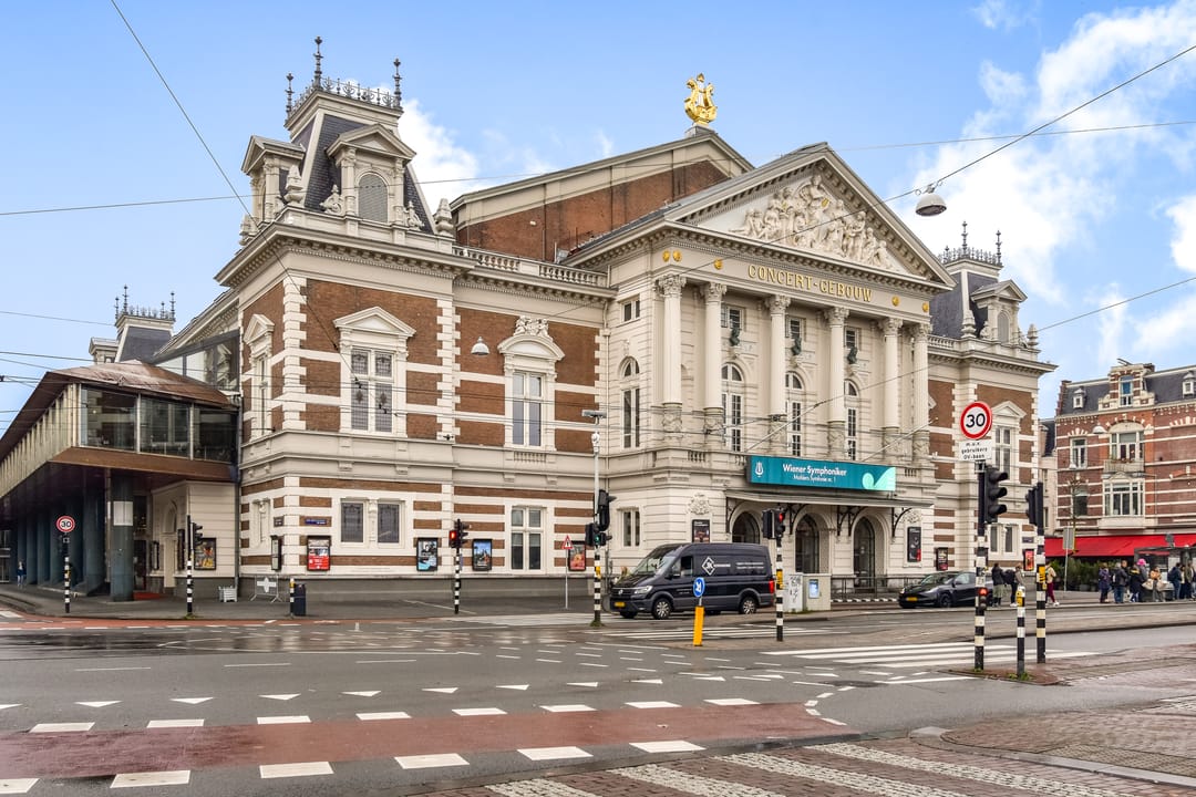 Classic Amsterdam Old-Zuid Apartment with High Ceilings and Balcony — 23