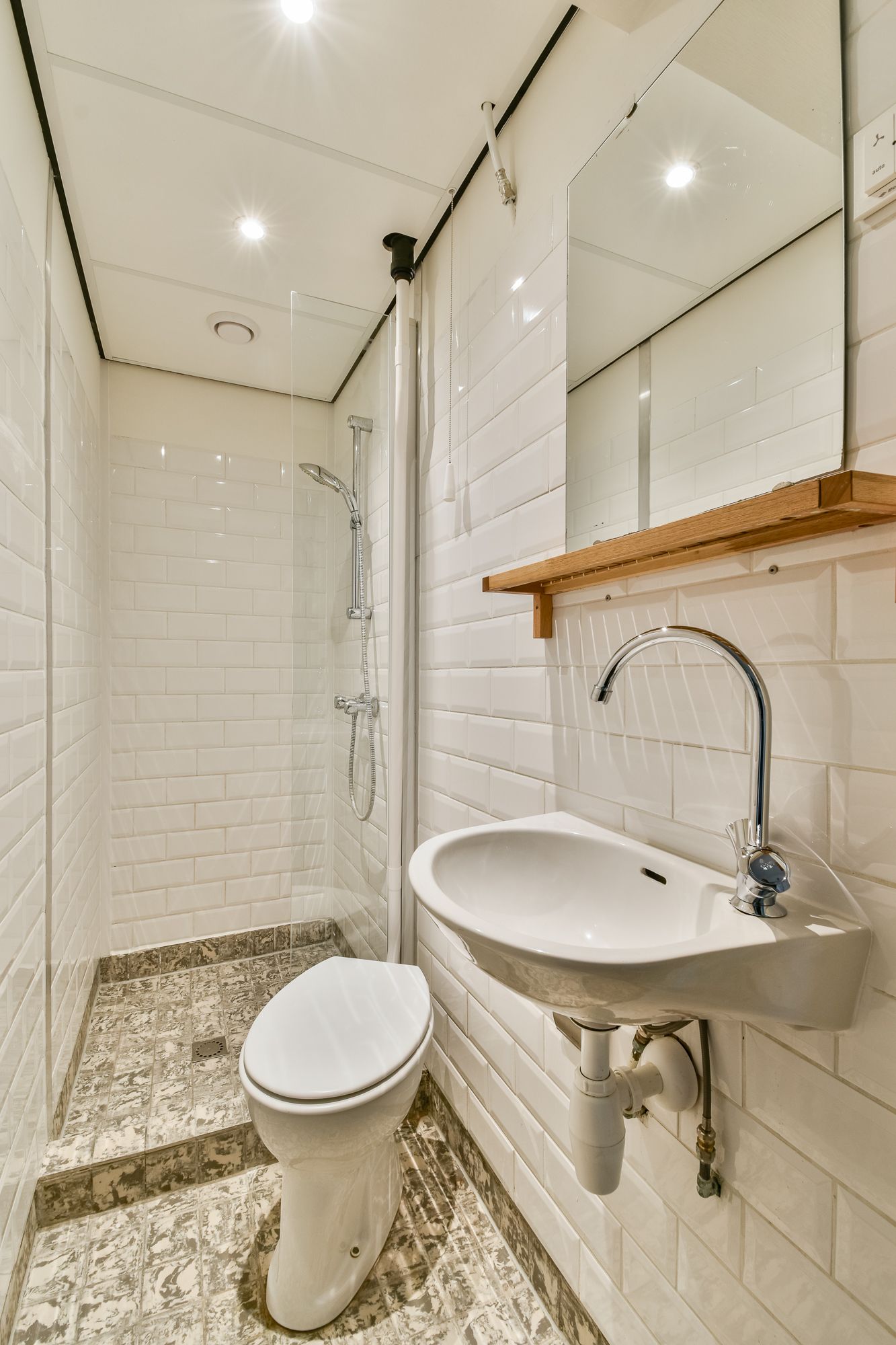 Classic Amsterdam Old-Zuid Apartment with High Ceilings and Balcony — 20