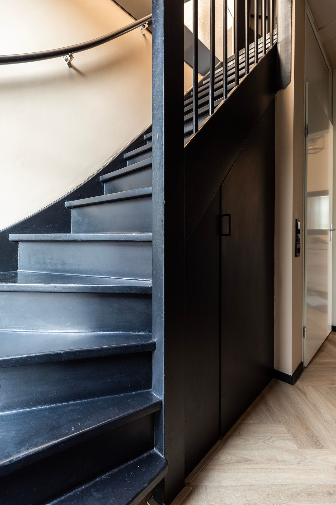 Spacious corner house with private office space and two bathrooms — 12