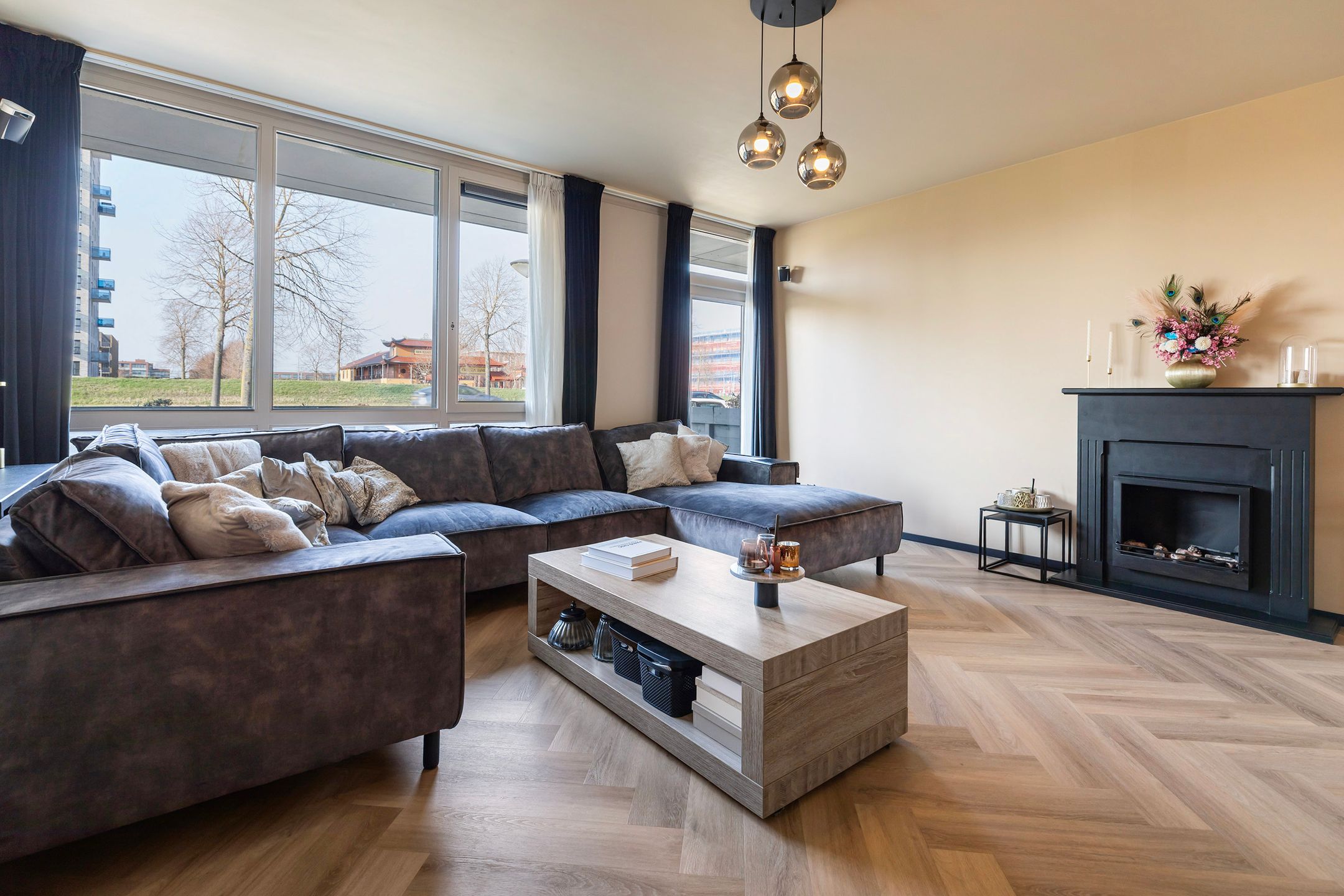 Spacious corner house with private office space and two bathrooms — 17