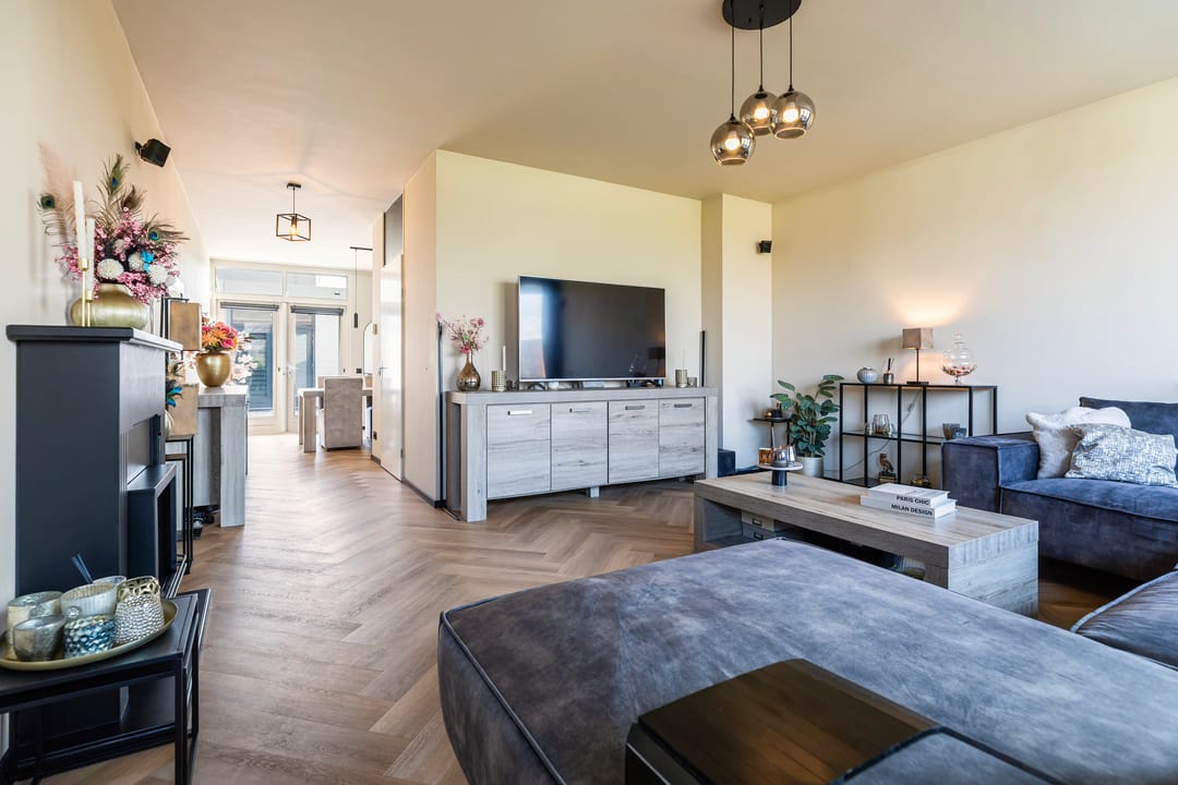 Spacious corner house with private office space and two bathrooms — 18