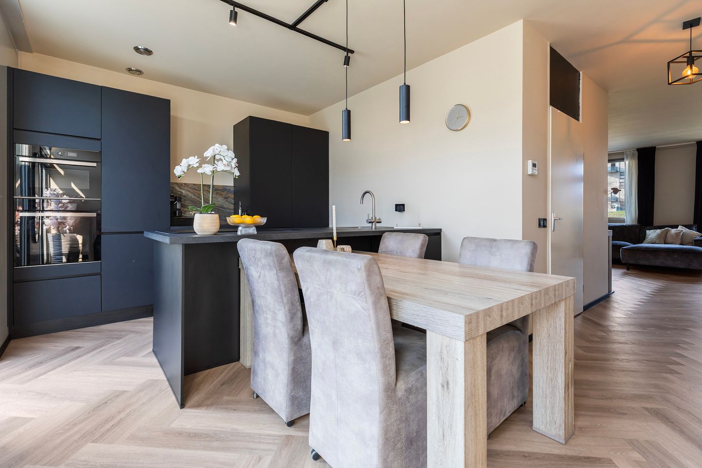 Spacious corner house with private office space and two bathrooms — 21
