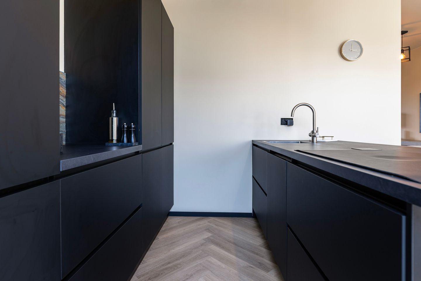 Spacious corner house with private office space and two bathrooms — 22