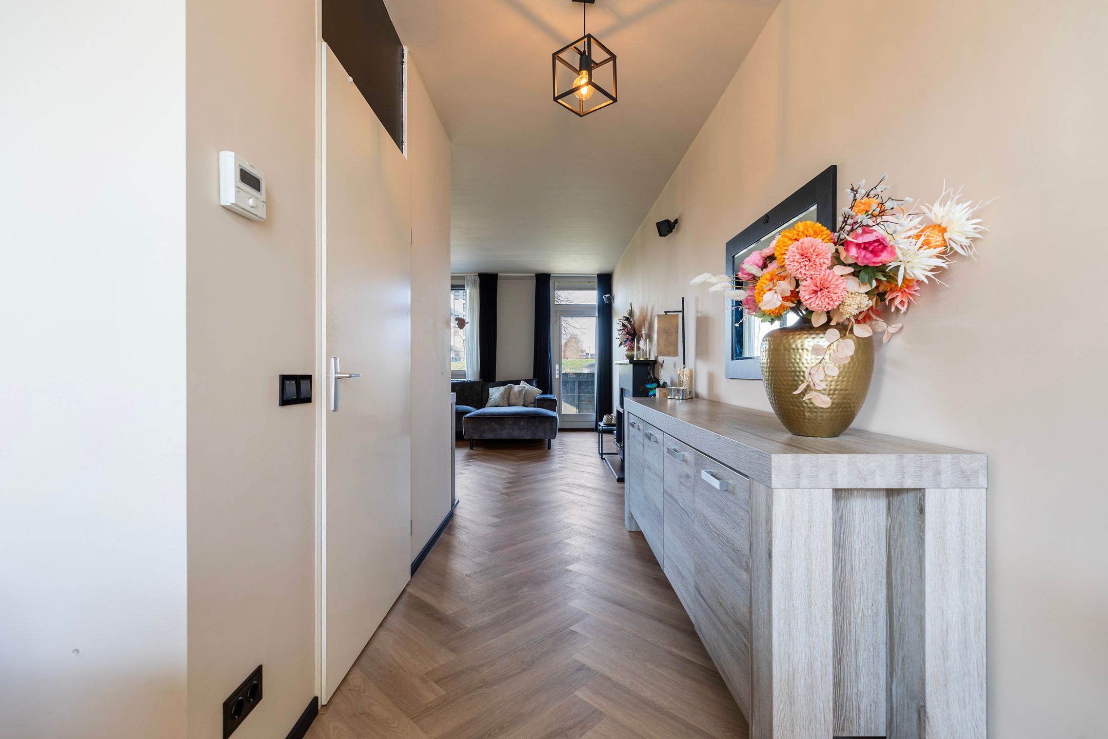 Spacious corner house with private office space and two bathrooms — 13