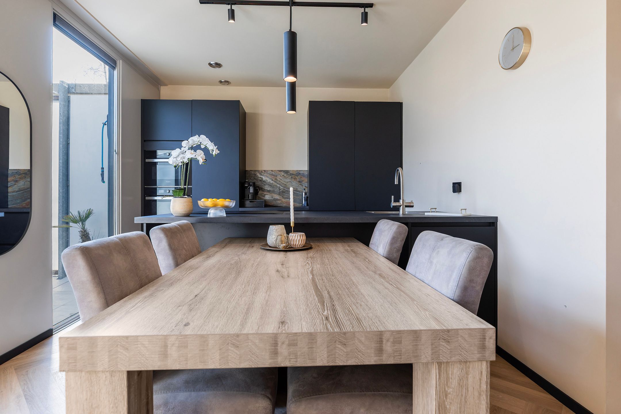 Spacious corner house with private office space and two bathrooms — 20