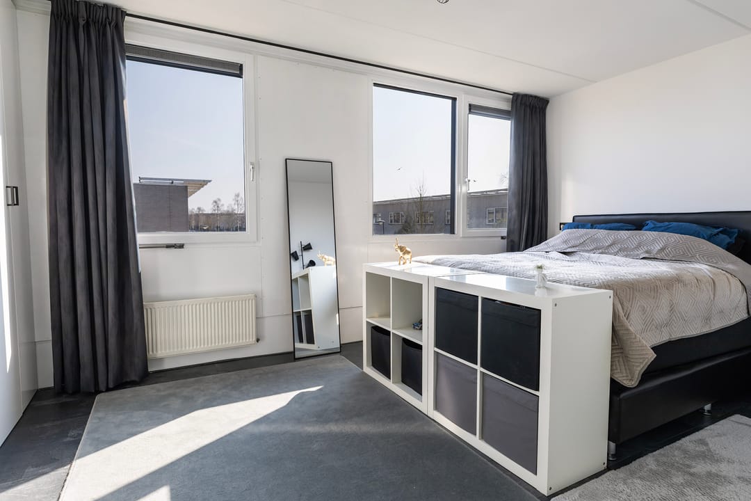 Spacious corner house with private office space and two bathrooms — 25