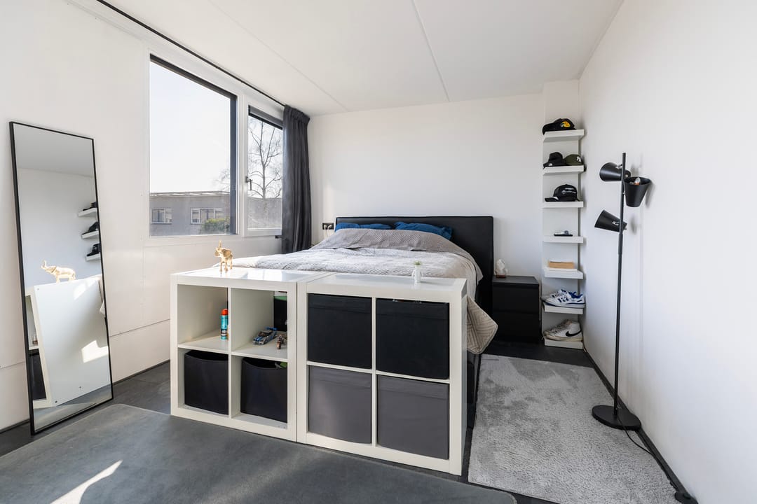 Spacious corner house with private office space and two bathrooms — 26