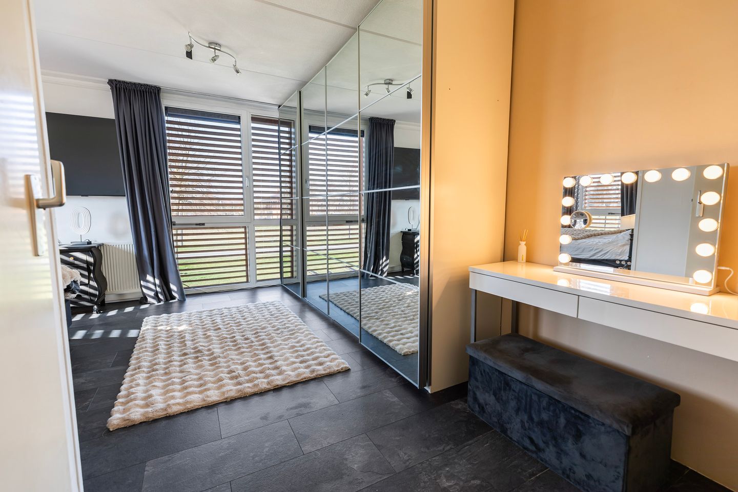 Spacious corner house with private office space and two bathrooms — 28