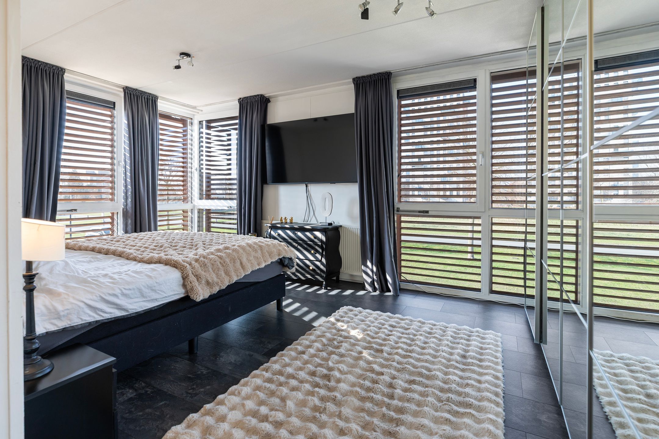 Spacious corner house with private office space and two bathrooms — 30