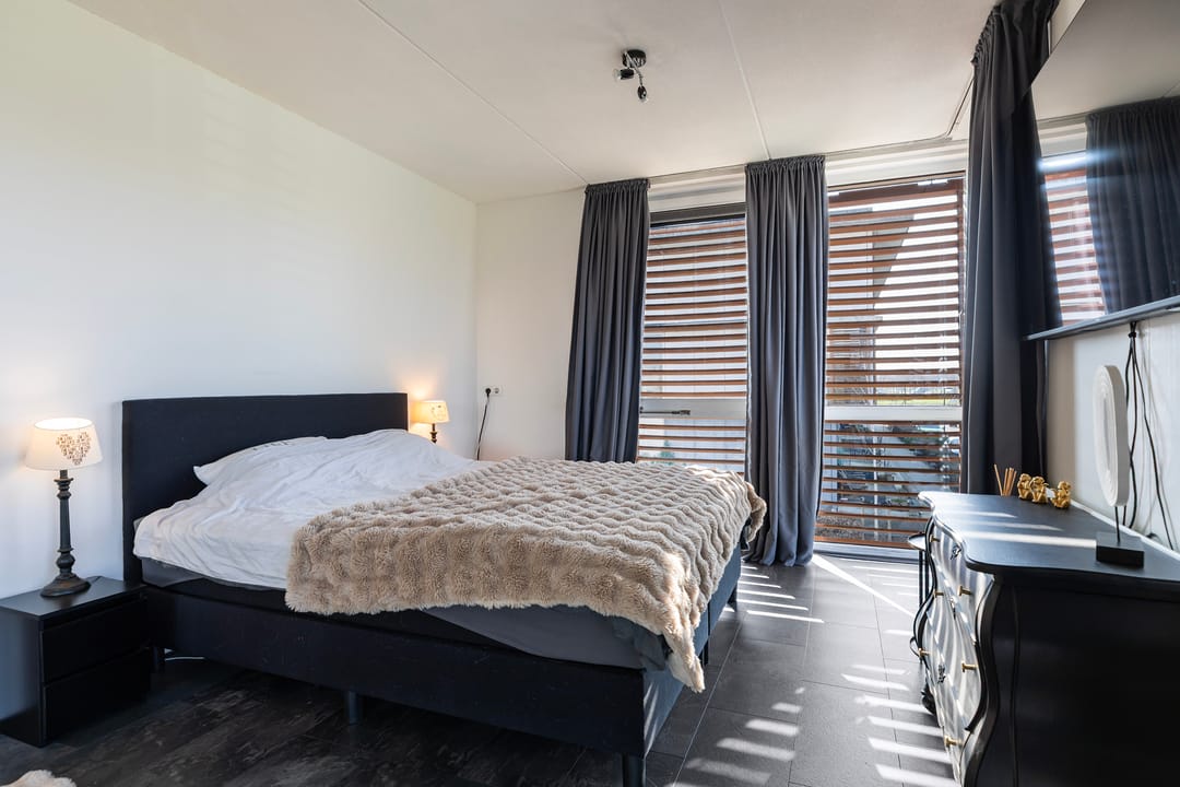 Spacious corner house with private office space and two bathrooms — 31