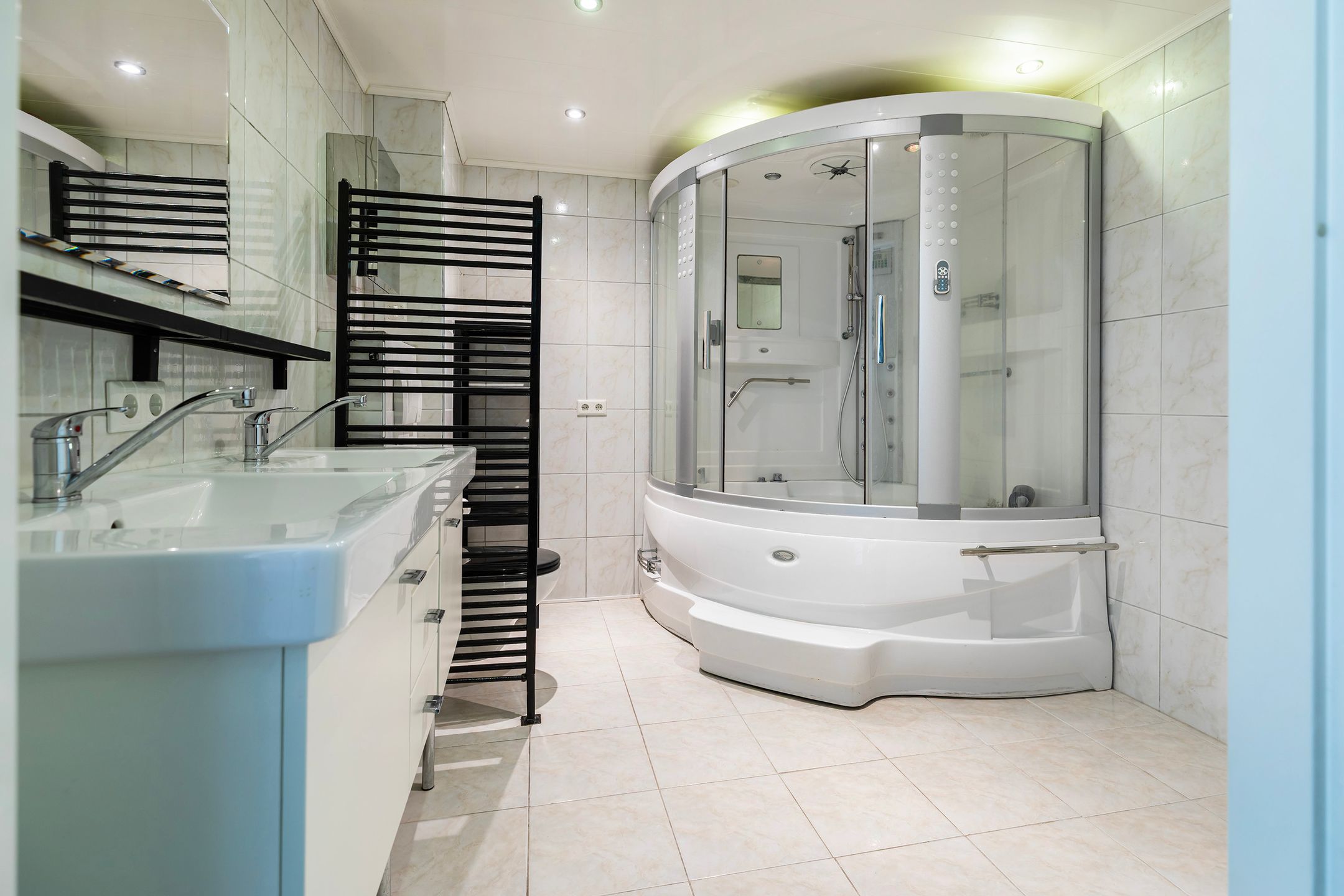 Spacious corner house with private office space and two bathrooms — 34