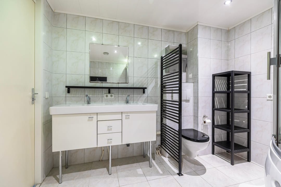 Spacious corner house with private office space and two bathrooms — 36