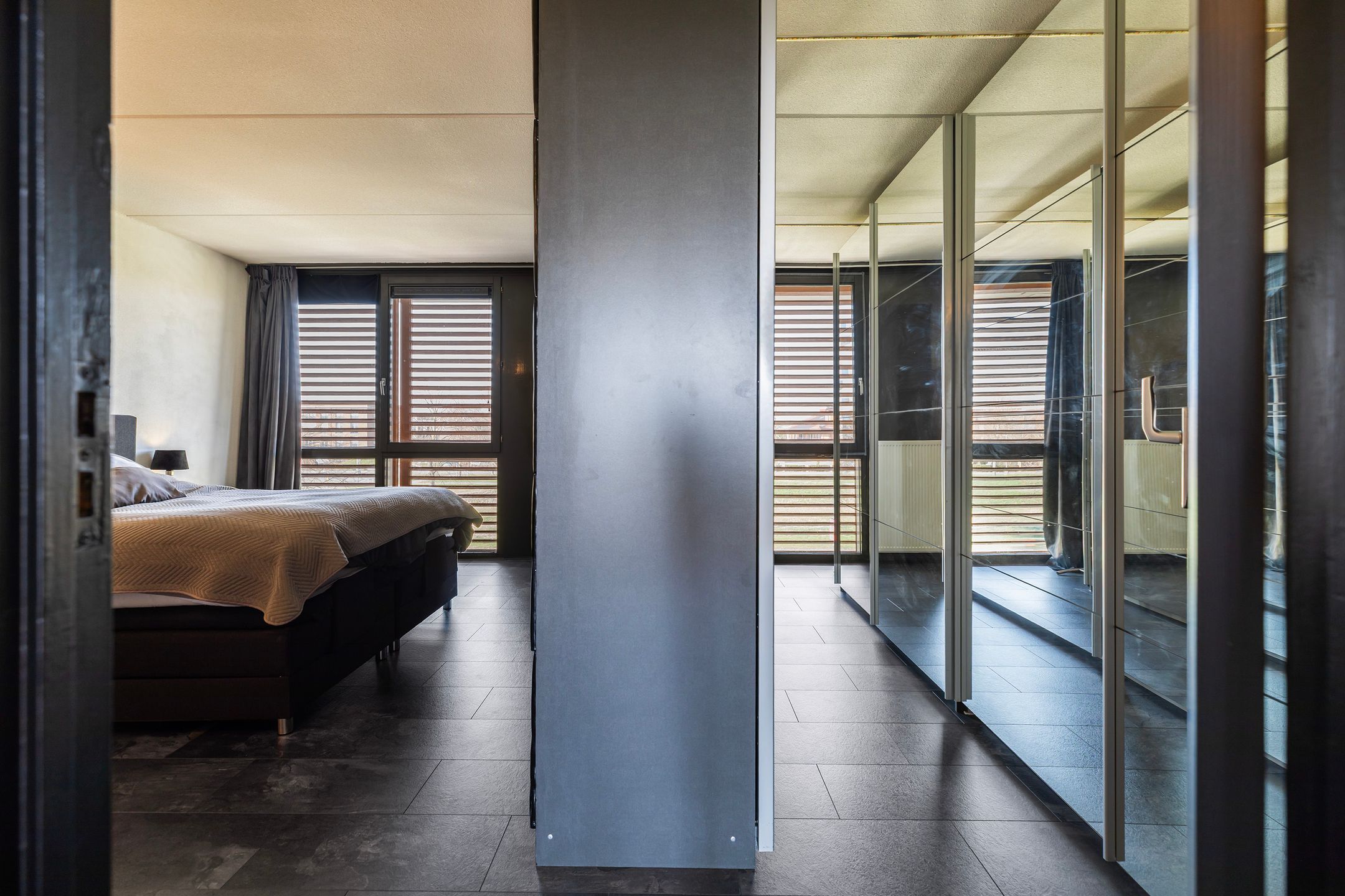 Spacious corner house with private office space and two bathrooms — 41