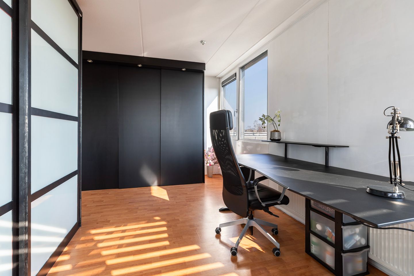 Spacious corner house with private office space and two bathrooms — 40