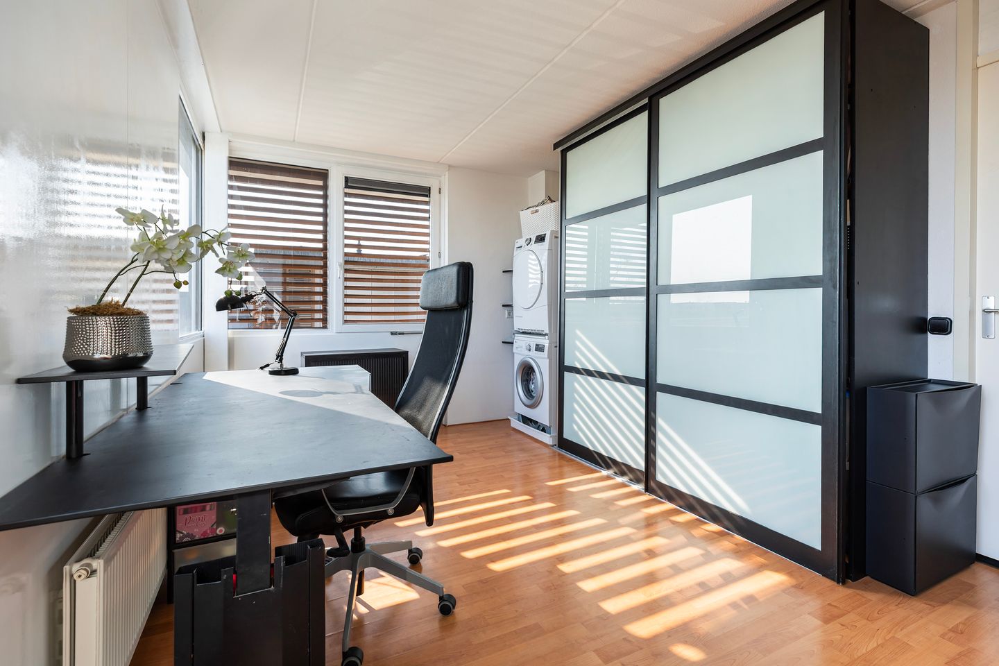 Spacious corner house with private office space and two bathrooms — 39