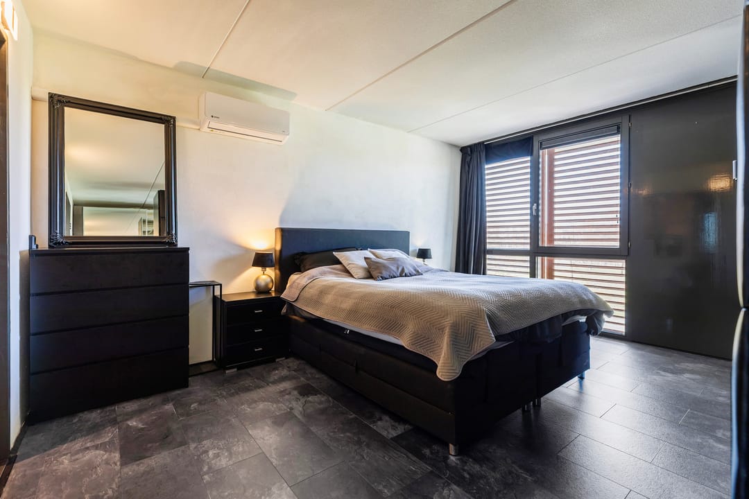Spacious corner house with private office space and two bathrooms — 43