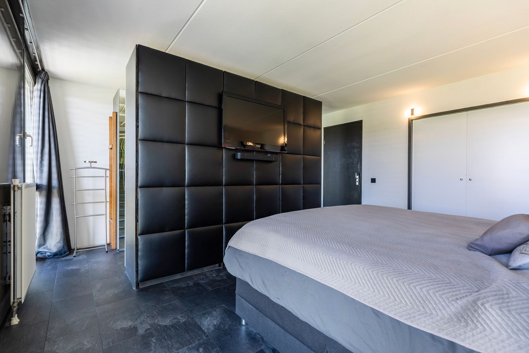 Spacious corner house with private office space and two bathrooms — 45