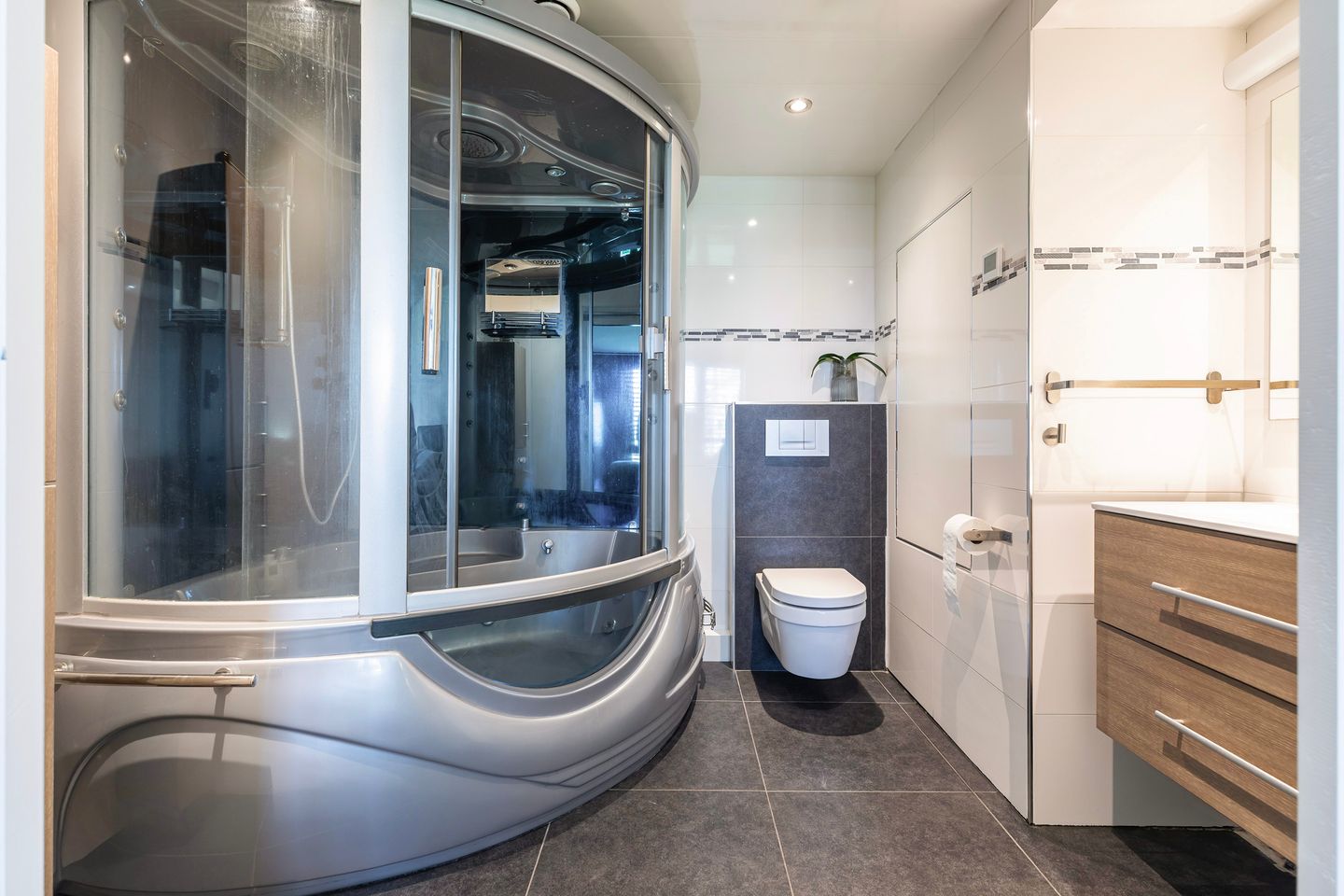 Spacious corner house with private office space and two bathrooms — 46