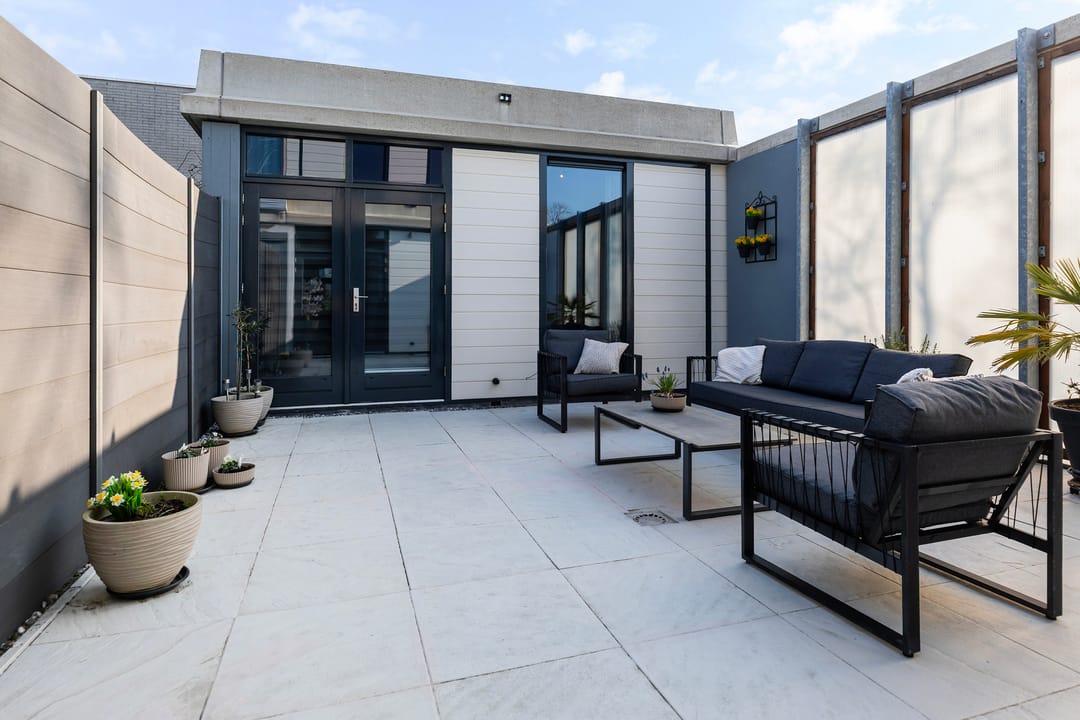 Spacious corner house with private office space and two bathrooms — 49