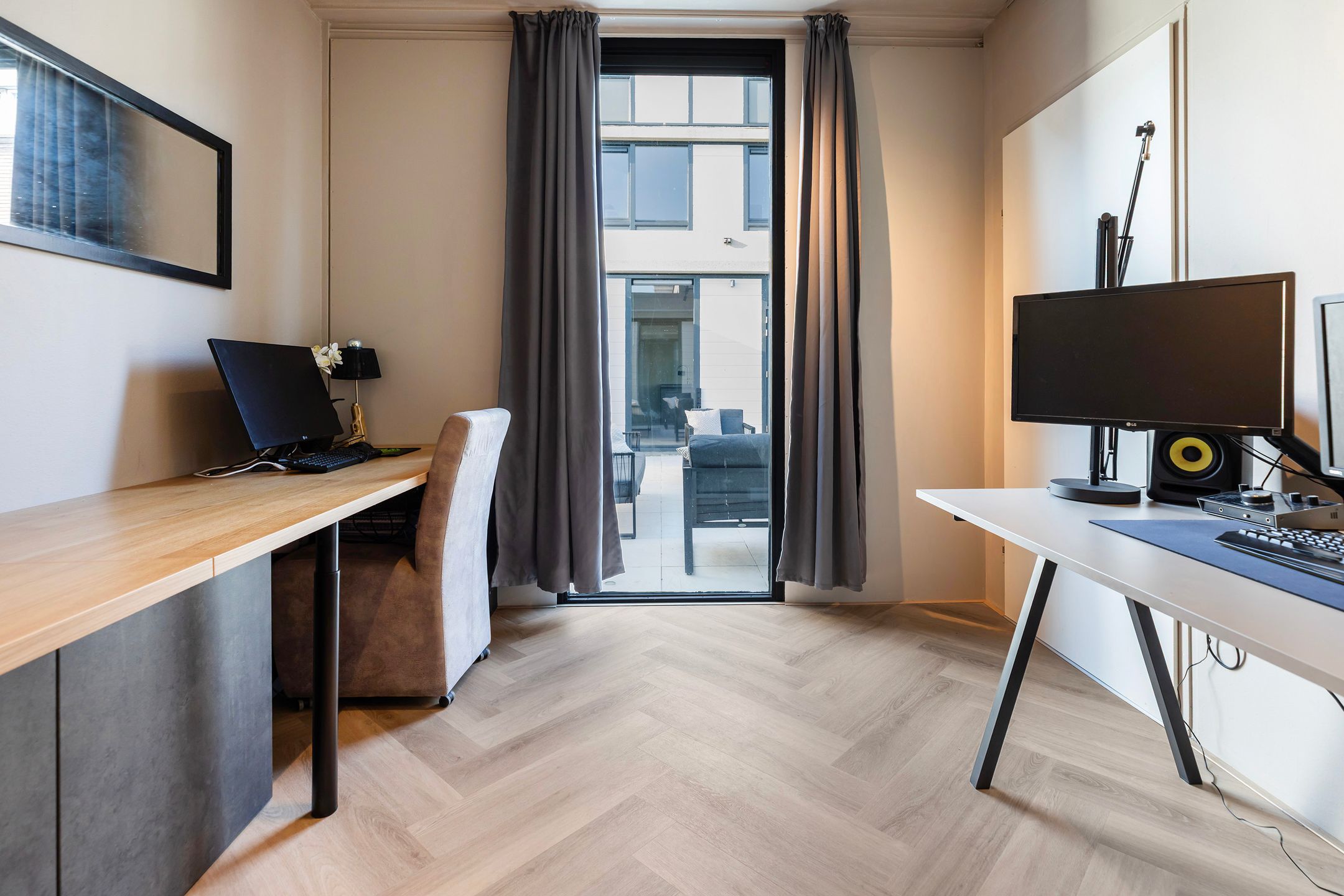 Spacious corner house with private office space and two bathrooms — 51