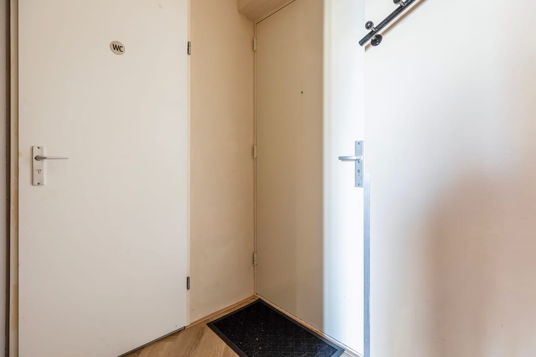 Spacious corner house with private office space and two bathrooms — 52