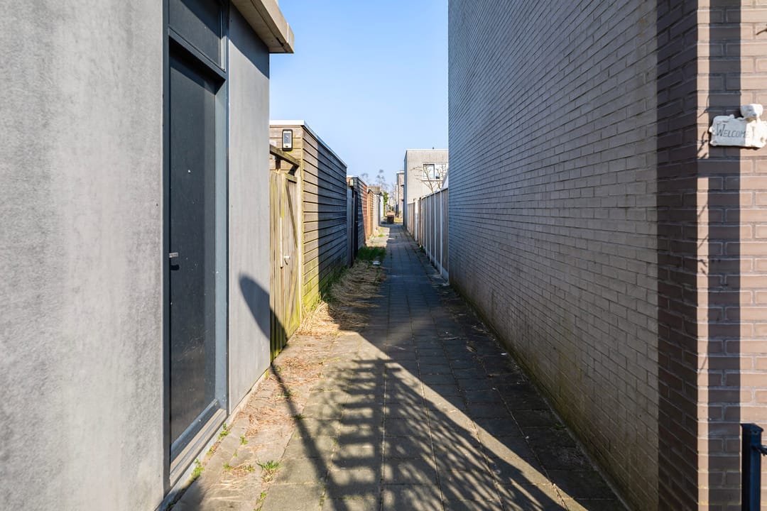 Spacious corner house with private office space and two bathrooms — 53