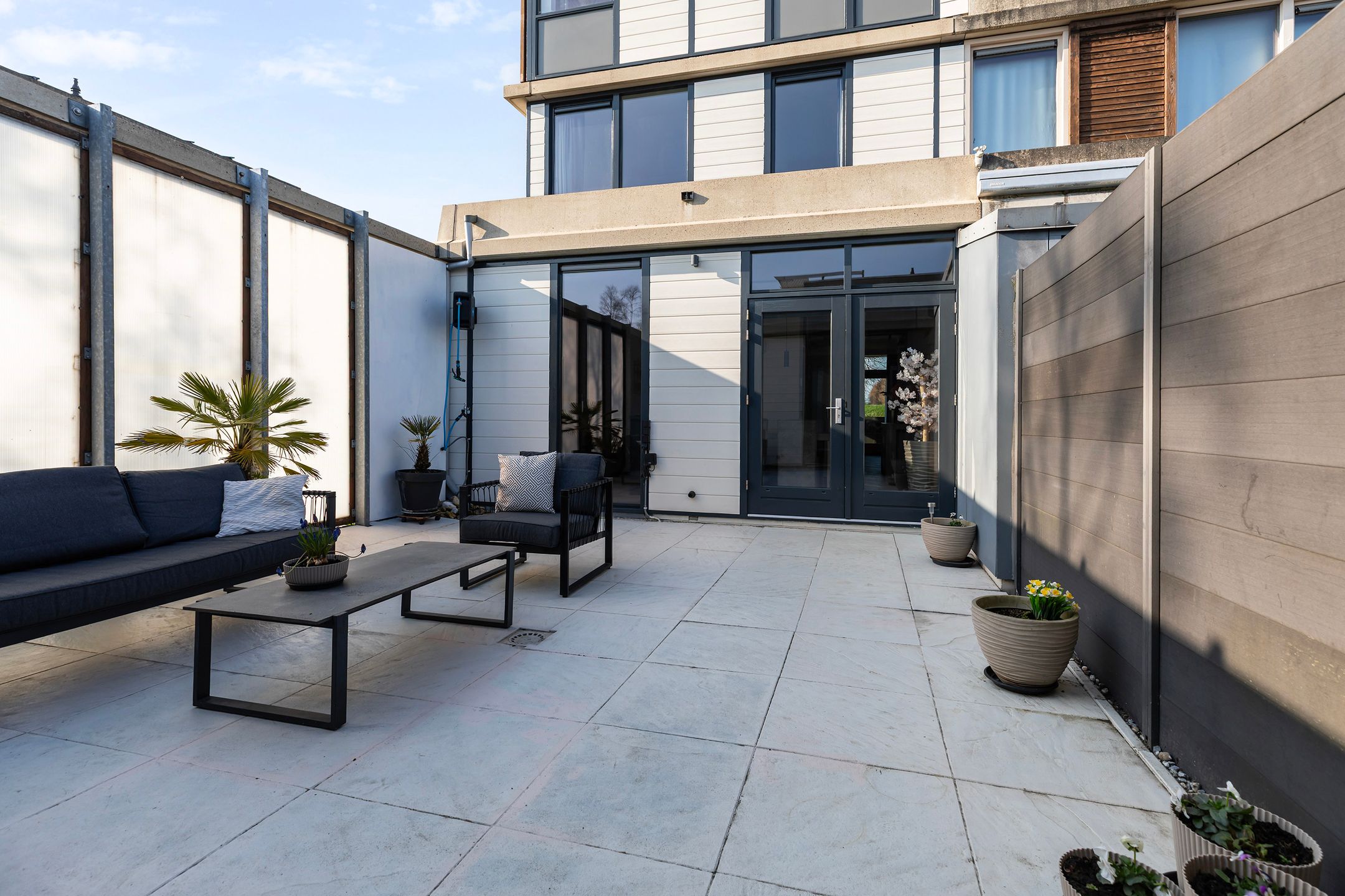 Spacious corner house with private office space and two bathrooms — 54