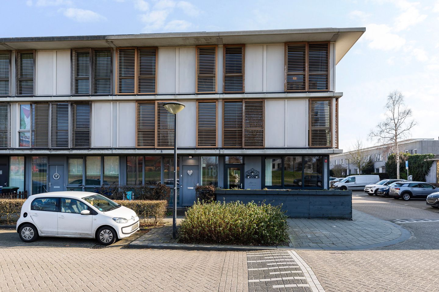 Spacious corner house with private office space and two bathrooms — 56