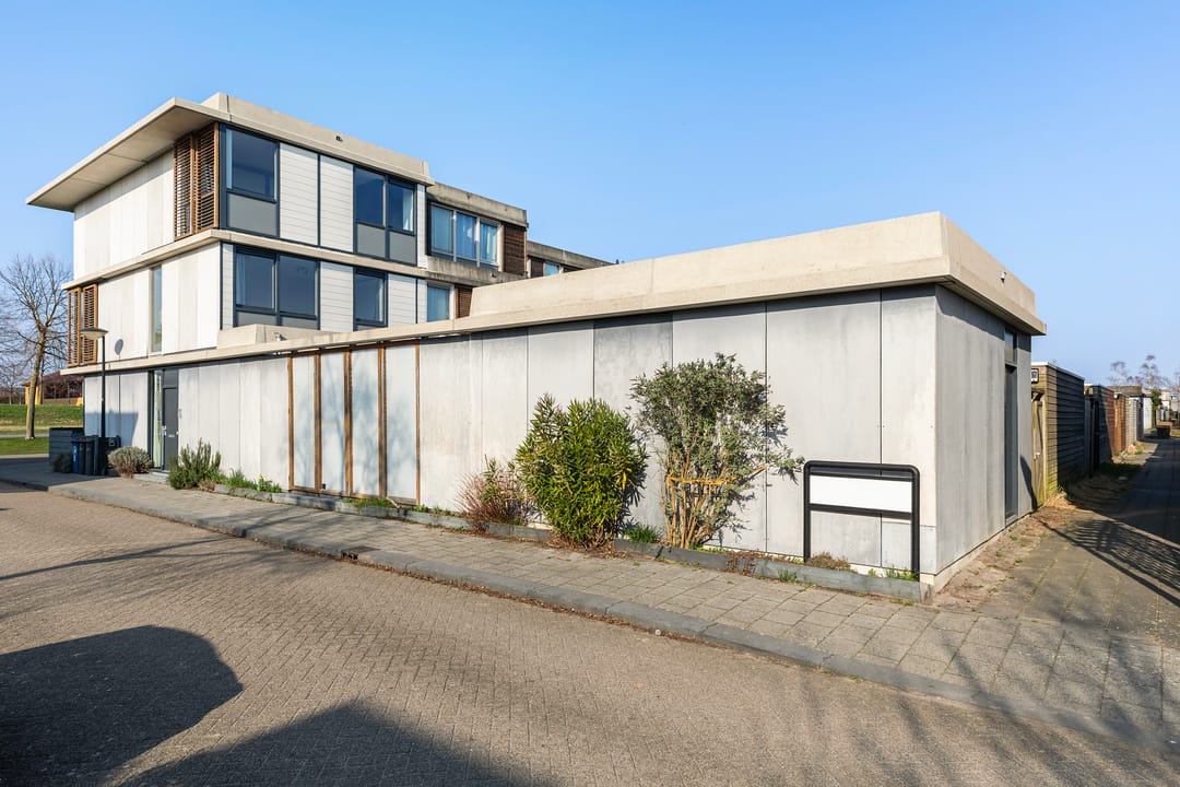 Spacious corner house with private office space and two bathrooms — 60