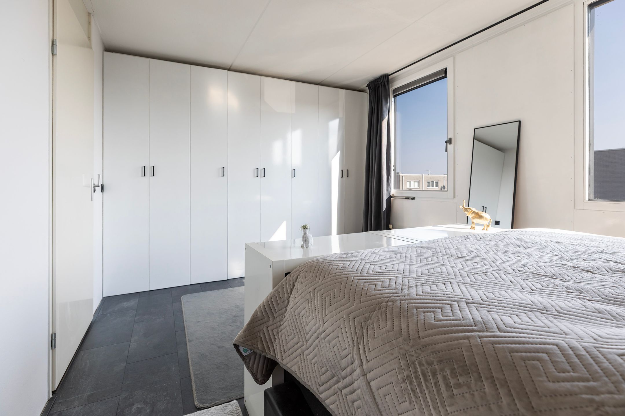 Spacious corner house with private office space and two bathrooms — 27