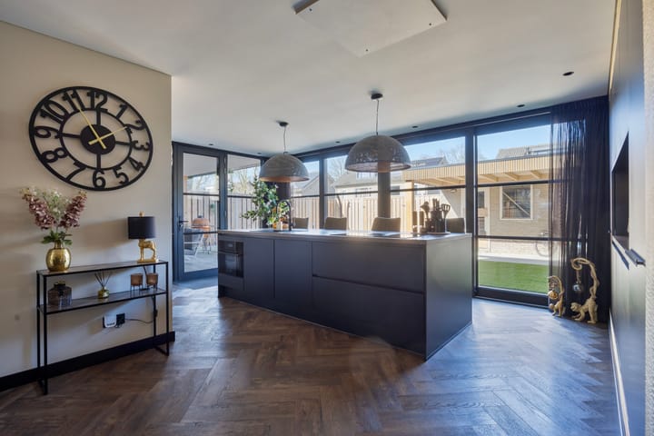 Photo 3 of Valkenierstraat 189