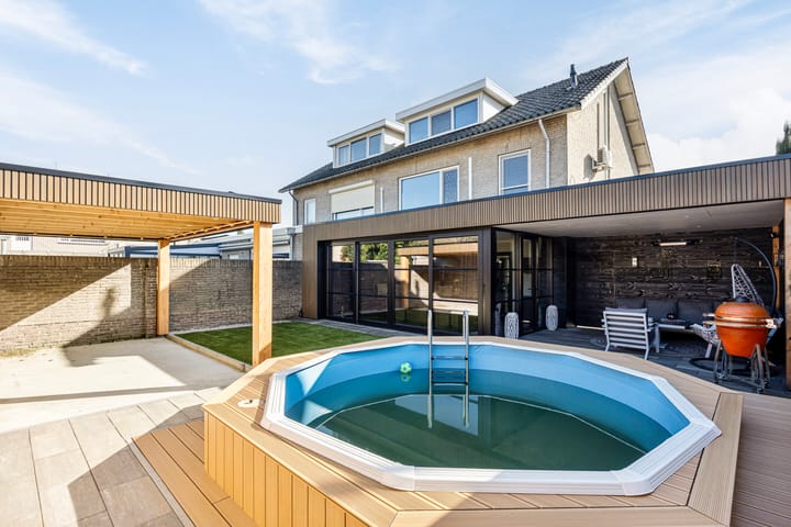 Photo 2 of Valkenierstraat 189