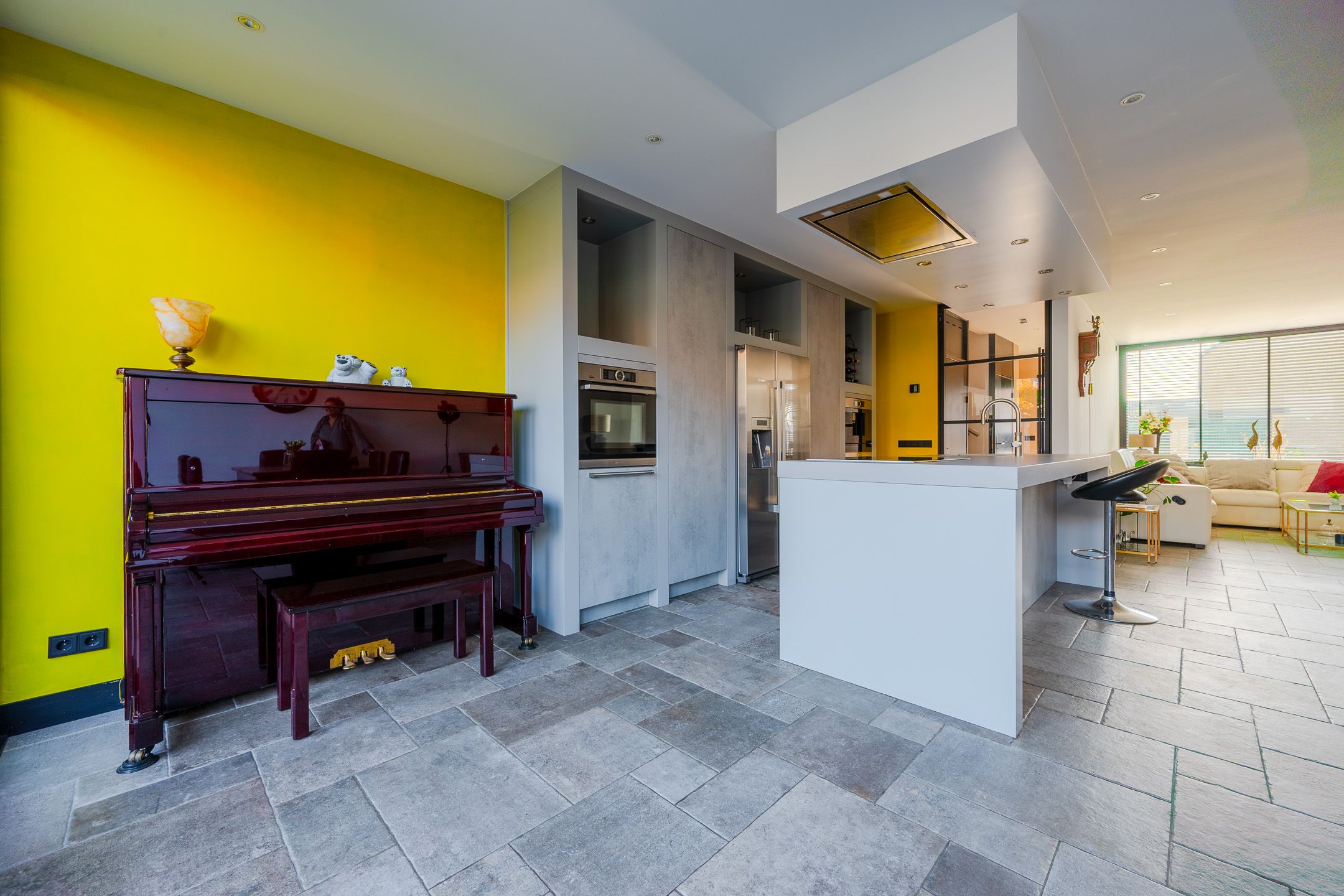 Modern corner house with luxury finish and multifunctional workspace — 12