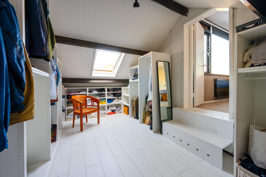 Modern corner house with luxury finish and multifunctional workspace — 21